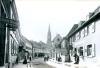La ville de Bühl, photo d'avant-guerre.  Sur le panneau à gauche l'enseigne de la papeterie-tabac appartenant au grand-père d'Ehud Loeb, Bertold Schweizer. 