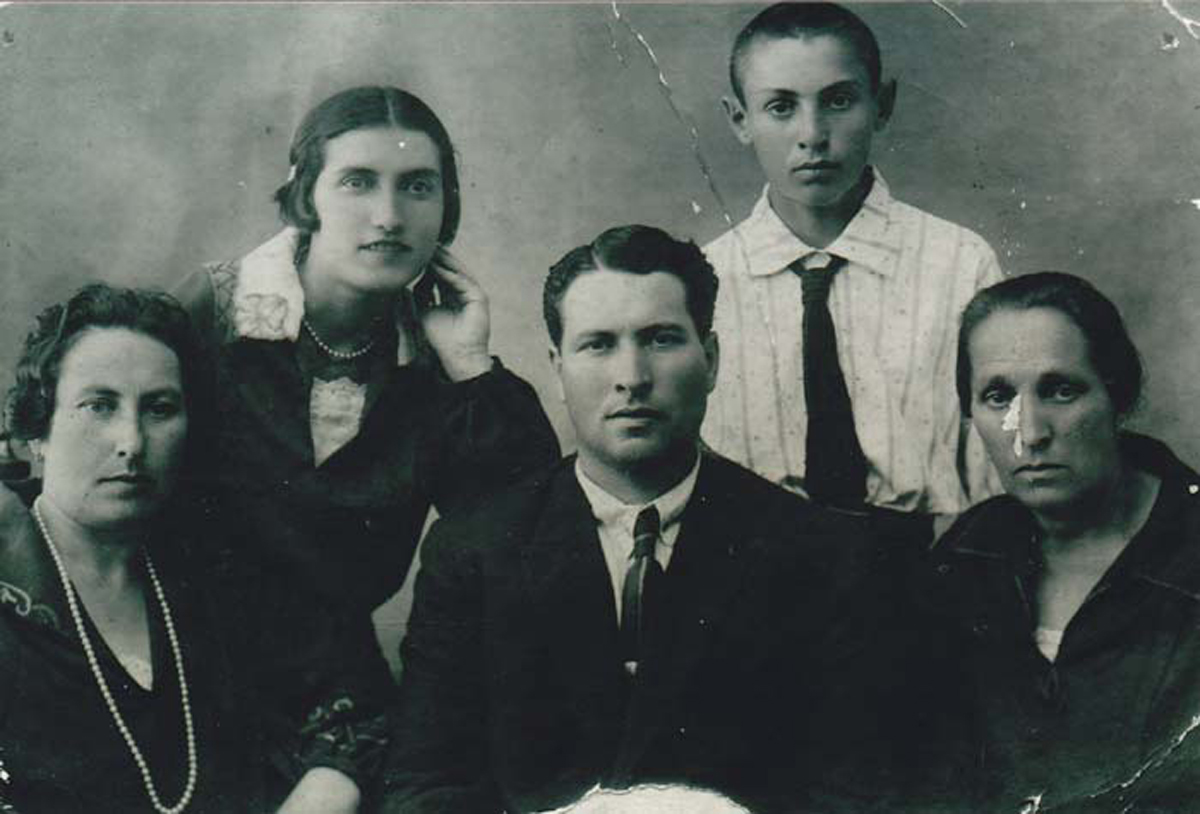Справа налево: в нижнем ряду, Роза Котляревская-Свердлова, ее двоюродный брат Исраэль Бродский, его жена Мэра. Сверху Лёня Бродский, сын Исраэля и Мэры, и Эстер Свердлова, дочь Розы, начало тридцатых.