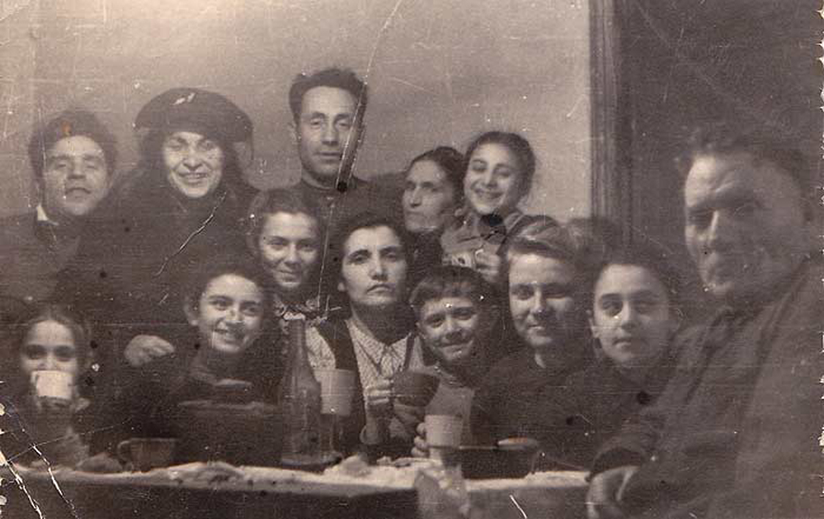Фотография сделана уже после возвращения из эвакуации (1949 год), но в Ташкенте семья была примерно в том же составе