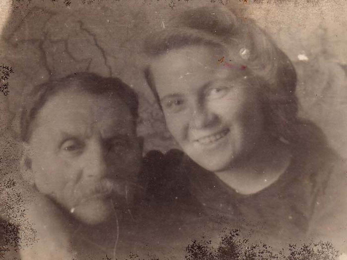 Иосиф Свердлов с внучкой Мусей Чижиковой, студенткой Одесского института иностранных языков
