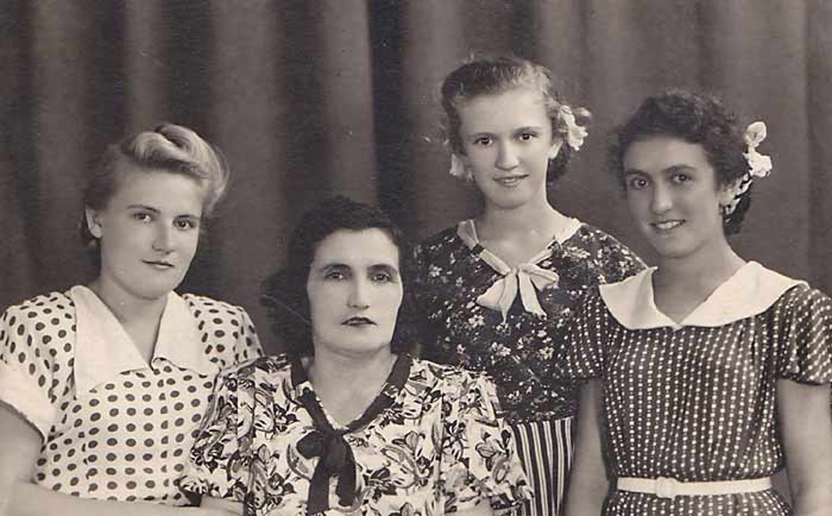 Эстер Свердлова-Чижикова и ее дочери, Муся, Алла и Дора, август 1954 года