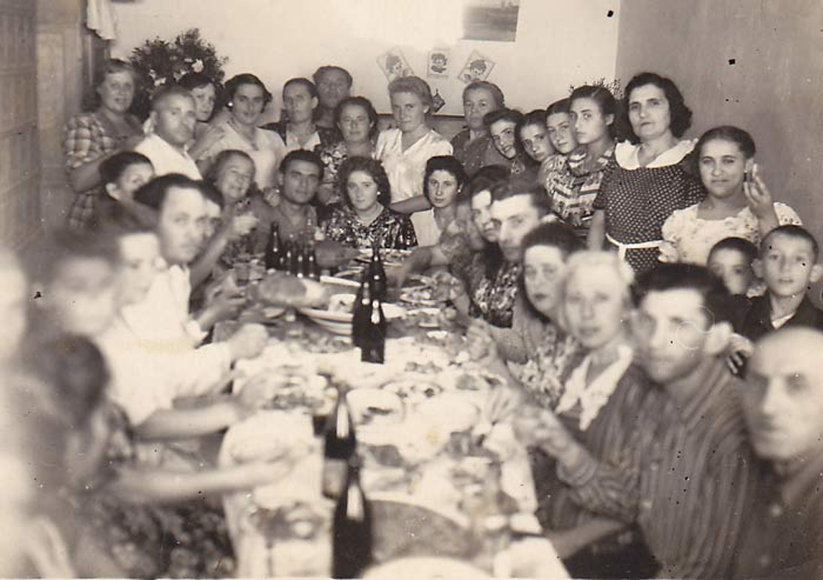 Вся семья на свадьбе сына Доры и Лейвика, Юры, около 1956 года