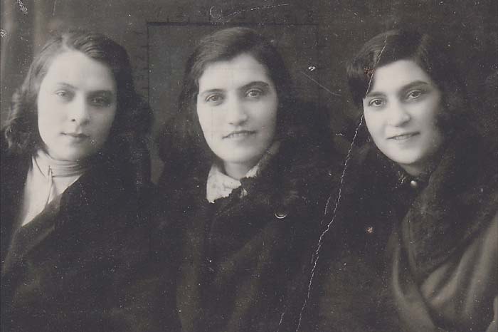 Слева направо: Соня и Эстер Свердловы, и их двоюродная сестра Сара, Кировоград, 1931 г., семейный архив сестер Чижиковых
