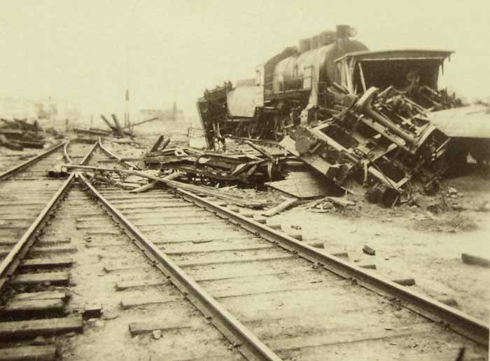 Поезд (вероятнее всего эвакопоезд), уничтоженный немецкой авиацией, СССР 1941 г., место неизвестно