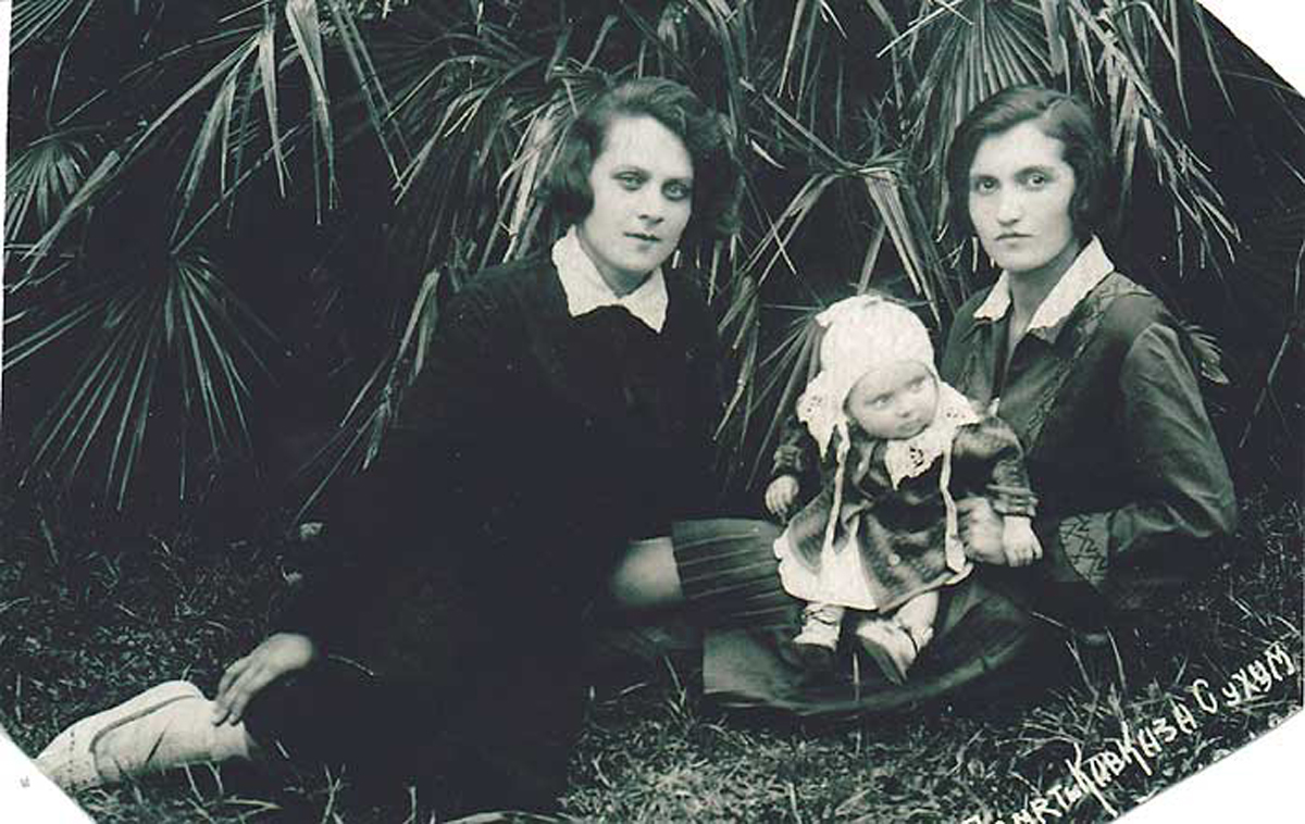 Эстер (справа) со старшей дочерью Мусей (весна 1933-го, Сухуми). Слева ее младшая сестра Соня