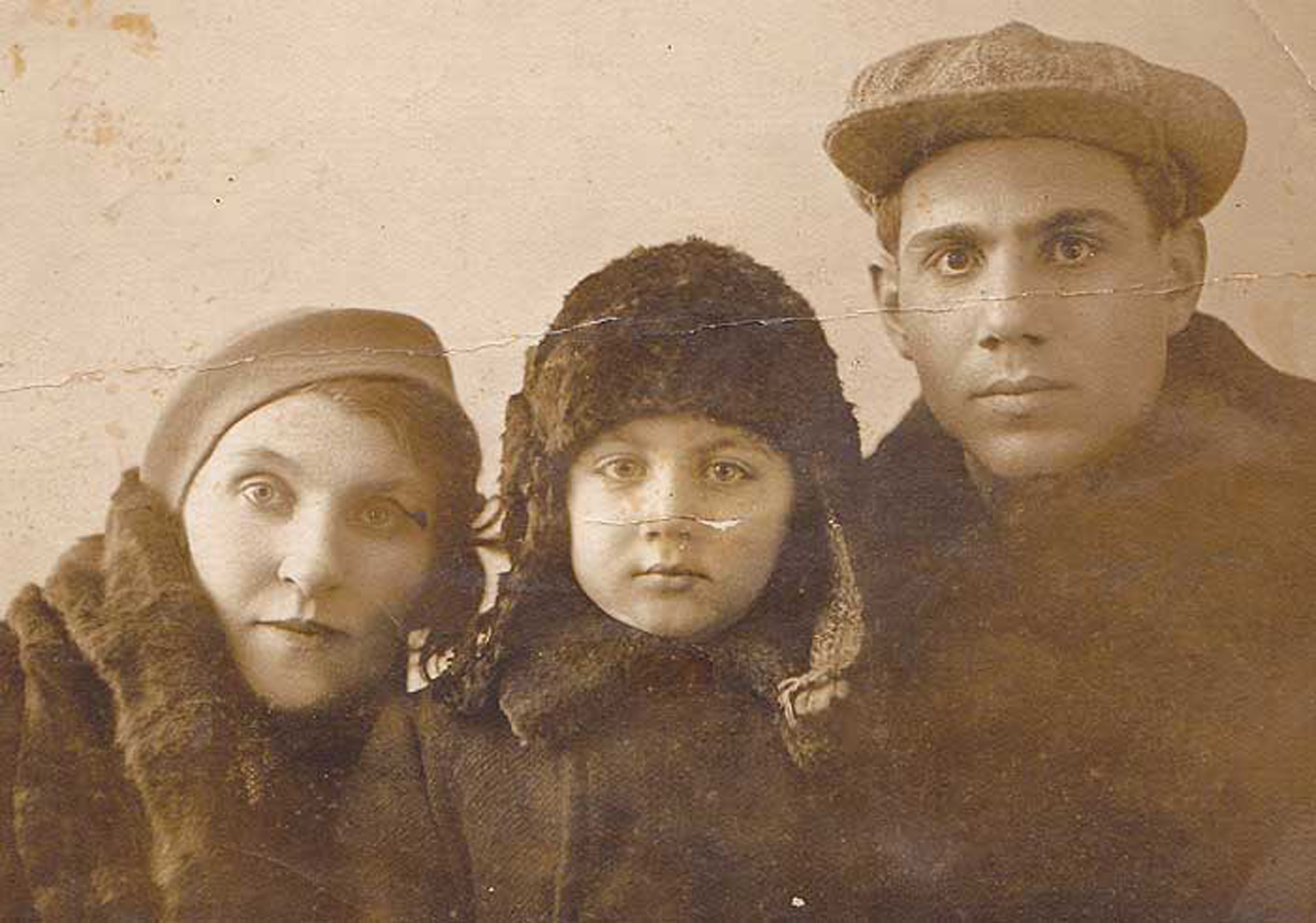 Соня, сестра Исаака, с мужем, Леней Котляревским, двоюродным братом Эстер, и сыном Димой (р. 1937)