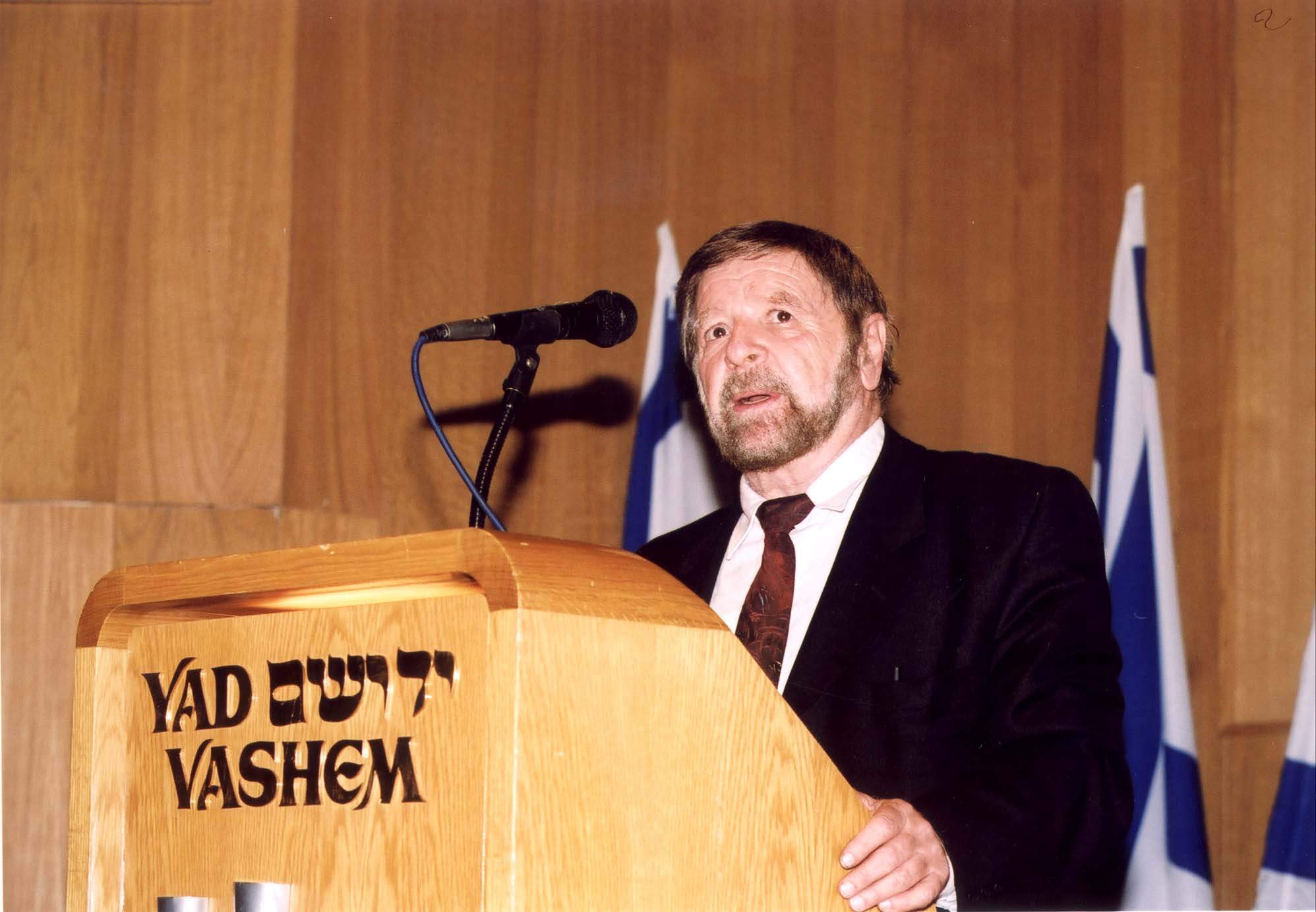 El profesor Szewach Weiss hablando en Yad Vashem, c. 2003