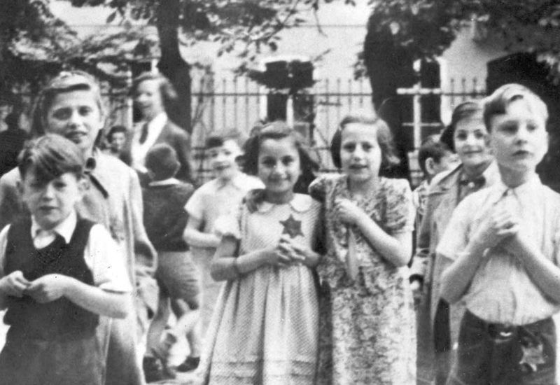 <p>Between the Worlds: Social Circles in the Theresienstadt Ghetto - A Learning Enviorment</p>
