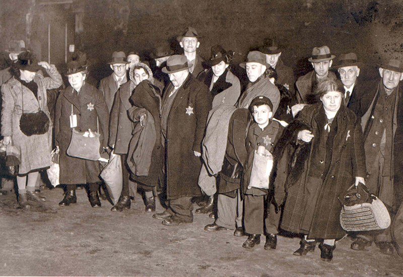 Juifs de Münster avant d'être déportés à Riga le 13 décembre 1941 Photographe Anton Walterbusch, archives de la ville de Coesfield. 