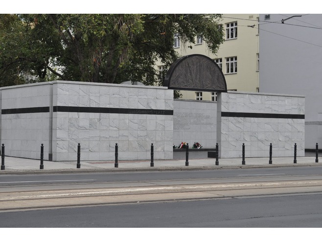 האנדרטה לזכר יהודי הגטו שנרצחו בטרבלינקה העומדת ב"אומשלגפלץ" - כיכר השילוחים