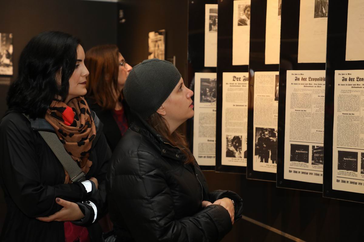 The manipulation of photographs in Nazi newspapers to serve its racist ideology is analyzed in the exhibition