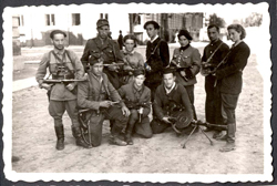 Еврейские партизаны из Вильнюса вернулись в город после освобождения. В заднем ряду, крайняя справа: Витка Кемпнер Ковнер. В заднем ряду, четвертый слева: Абба Ковнер.  