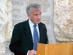 Prof. Elie Wiesel speaking during the closing ceremony in the Valley of the Communities