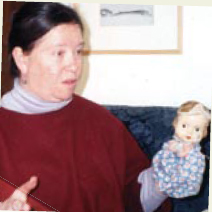 Яэль (Зося) и кукла Зузя в наши дни