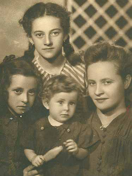 Соня, Мила и Люба Асман вместе с двоюродной сестрой Маней Шнайдерман после войны. Все их потомки теперь живут в Израиле