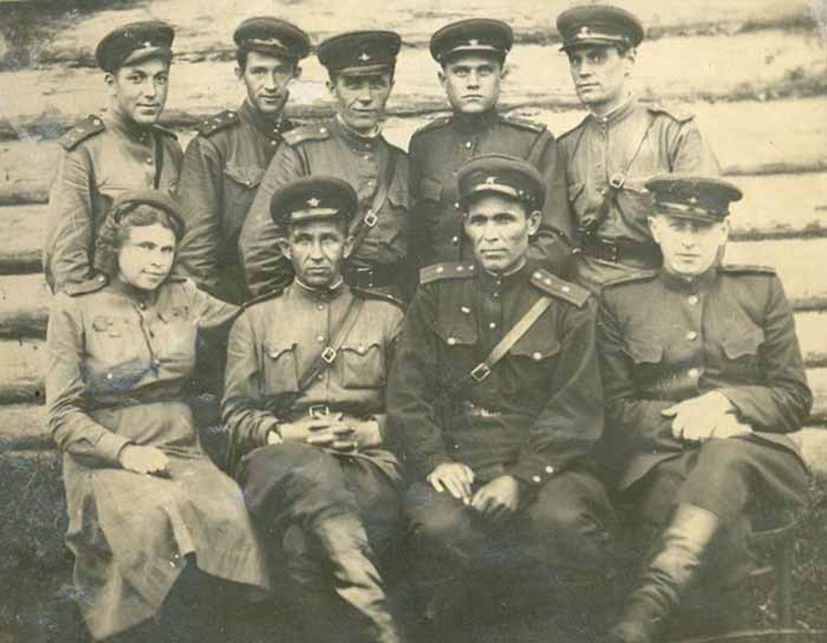 Военная фотография, Хона Футерман в нижнем ряду справа