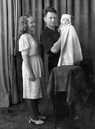 Дроза и Хона Футерманы с дочерью Бэллой, 1949 год