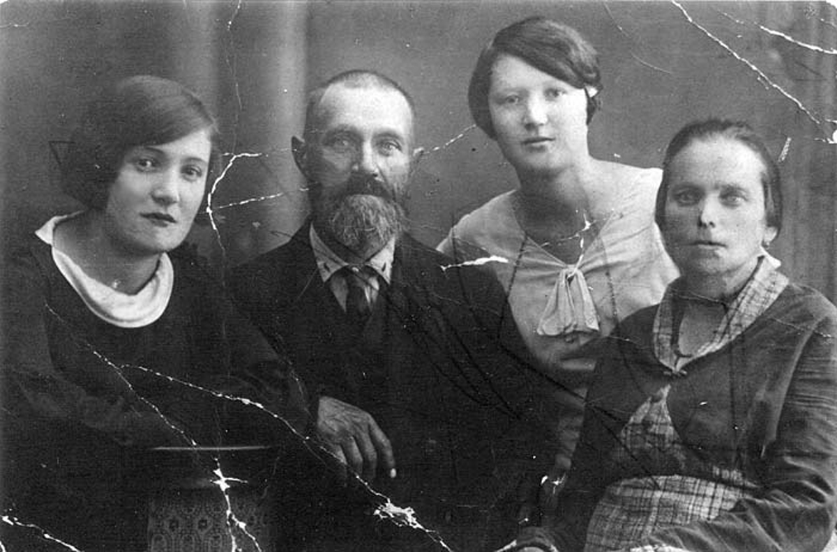 На фотографии часть семьи Цинман из местечка Кубличи, Белоруссия, Витебская область (ок. 1937 года). Слева направо: Либе Цинман (1916 г.р.), Матес Цинман (1877 г.р.), Дроза Цинман (1920 г.р.), вторая жена Матеса (имя неизвестно)