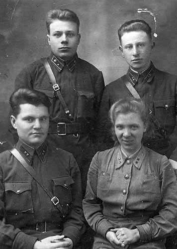 Хона Футерман с другими офицерами, довоенная фотография, личный архив семьи Футерман