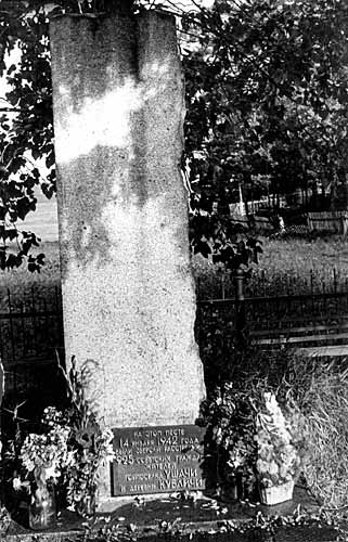 Памятник на месте расстрелов евреев Ушачей и Кубличей