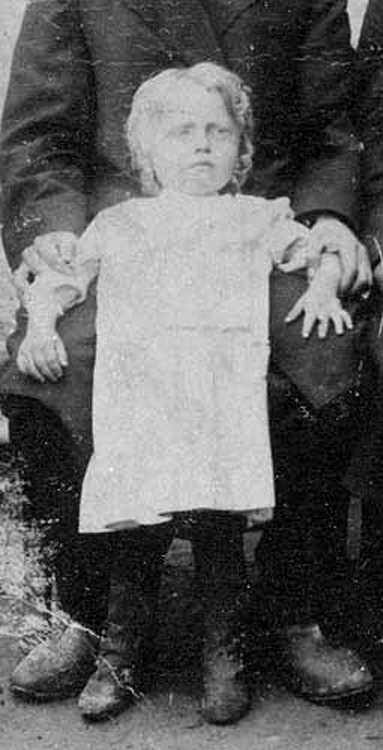 Бася Цинман в детстве на семейной фотографии. Более новой фотографии не сохранилось