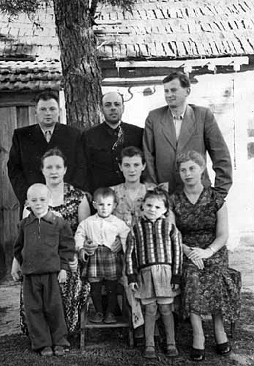 Фоля и Маня Гильман с сыном (слева), Исаак и Двора Родашковичи с дочерьми и неизвестная пара, ок. 1958г., личный архив семьи Родашкович