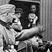 Ein deutscher Polizist überwacht die Verladung der Juden in die Waggons des Deportationszuges im Bahnhof Bielefeld, 13. Dezember 1941