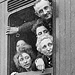 Juden spähen aus dem Deportationszug im Bahnhof Bielefeld, 13. Dezember 1941