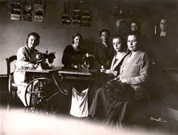 Bielefeld, Deutschland, 1921. Schülerinnen eines Nähkurses bei Frau Gutmann