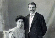 Simon-Michael Sachs und Karolina Marx am Tag ihrer Verlobung, Würzburg 1909. Simon starb 1929 in Würzburg. Karolina wurde 1942 in den Osten deportiert und ermordet