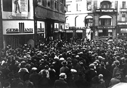 Würzburg, 11. März 1933. Demonstration Hunderter von Bürgern gegen jüdische Geschäfte