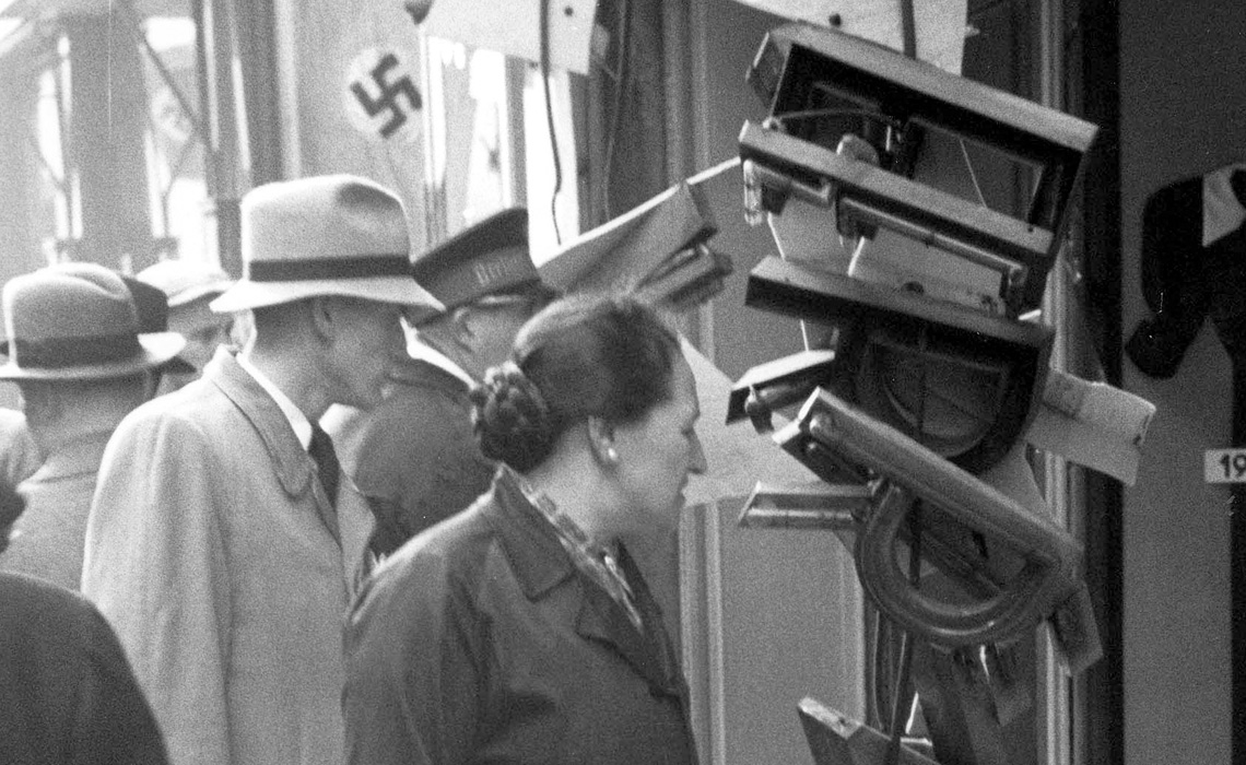 Ein jüdisches Geschäft in Berlin nach der Pogromnacht, 1938