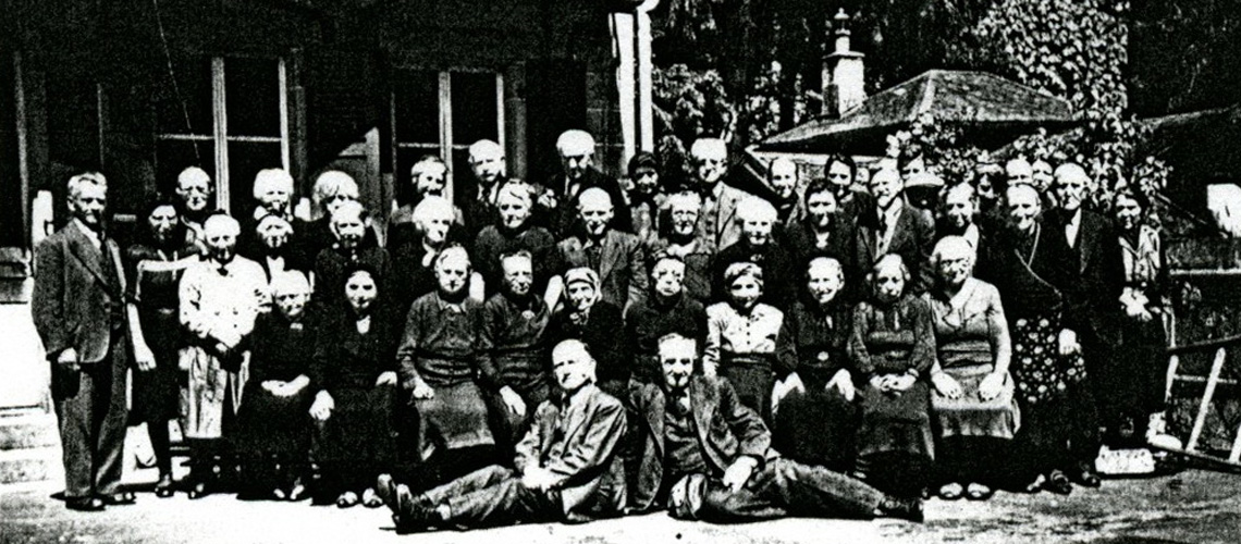 Gruppenfoto der Überlebenden von Theresienstadt, die wie durch ein Wunder in die Schweiz geschickt wurden. Hotel Haldemand, Lausanne, Februar 1945