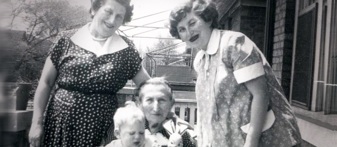 Vier Generation der Familie am Geburtstag von Jacob Simkowitz (auf Berthas Schoß). Rechts von ihr Ilse, Berthas Enkelin (hier schwanger), links Hannah Bühler (Tochter von Bertha), 1953 