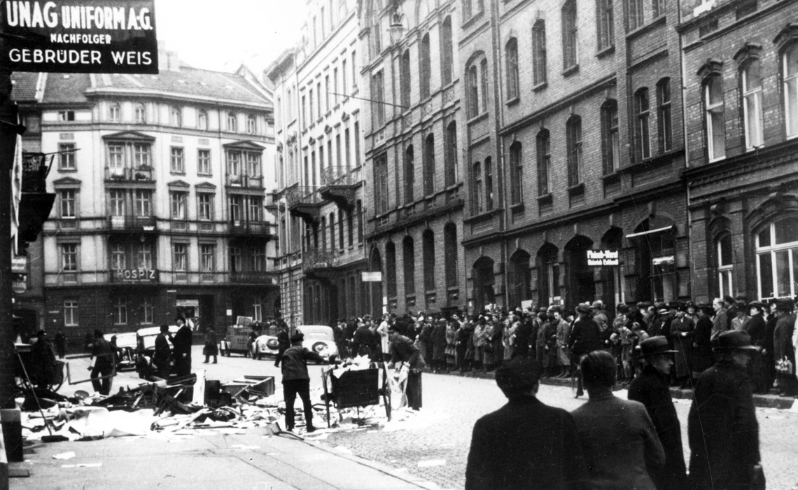 Zerstörte jüdische Geschäfte nach dem Novemberpogrom in Kassel