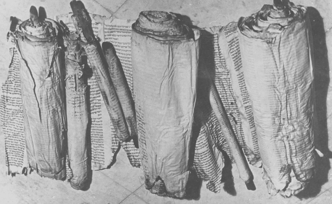 Torahrollen, die während der Novemberpogrome beschädigt und entweiht wurden, Worms 1938