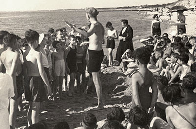Schüler und Lehrer bei einem Schulausflug am Strand, 1935-36