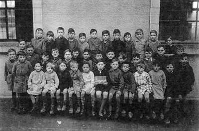 Ehud Loeb (erste Reihe Mitte, mit Schild) während des Krieges in der Schule in Frankreich 