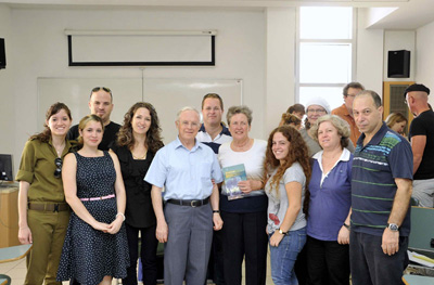 Ehud Loeb (vordere Reihe Mitte, im blauen Hemd) mit seiner Frau Shoshana zu seiner Linken, seiner Tocher Naomi Leshem zu seiner Rechten, einer weiteren Tochter, seinen Söhnen und Enkeln bei einem Treffen aus Anlass des Erscheinens des Buches „Im Versteck"