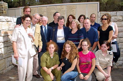 Ehud Loeb (mittlere Reihe, dritter von links) mit seinen Angehörigen, den Enkeln Louise Rogers und dem französischen Botschafter in Israel im Garten der Gerechten unter den Völkern, bei der Zeremonie zur Ernennung Louise Rogers zur „Gerechten unter den Völkern", 2009