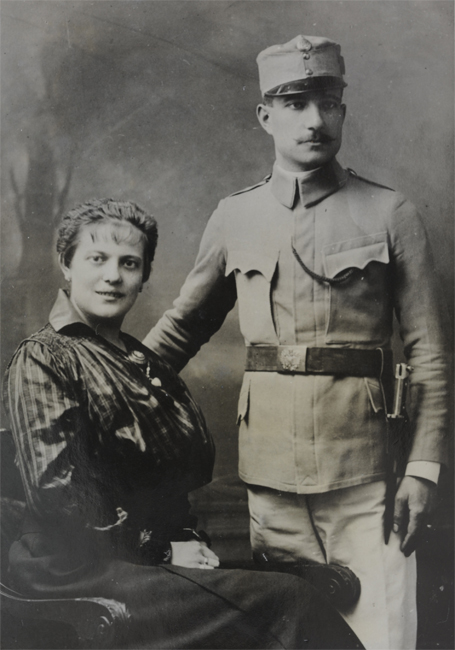 Robert Beck in Uniform der Österreichisch-Ungarischen Armee, mit seiner Braut Gabriele Pick an ihrem Hochzeitstag, dem 5. September 1915