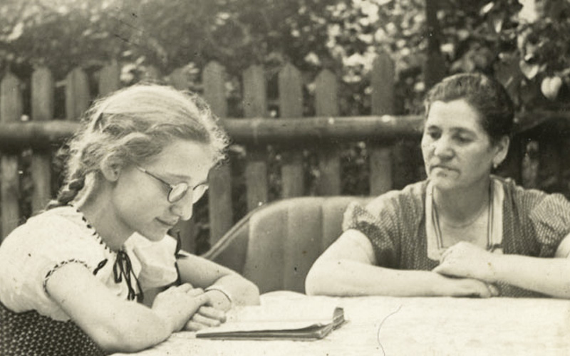 Berta Joschkowitz und ihre Tochter Rosi, im Garten sitzend. Nordhausen, 1937
