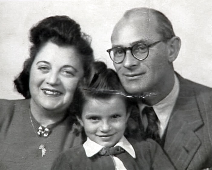 Das Mädchen Hanna mit ihrer Mutter und ihrem Stiefvater