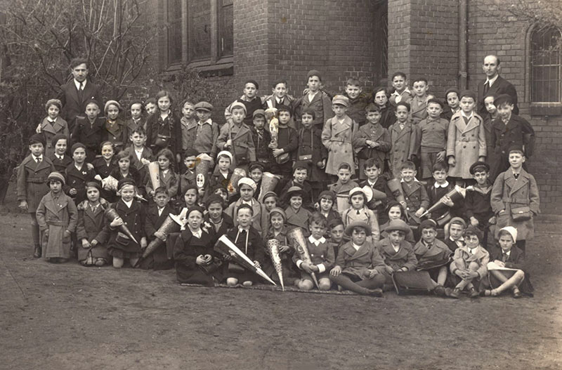Gruppenfoto von Schülern mit Lehrern bei der Einschulung, 1935