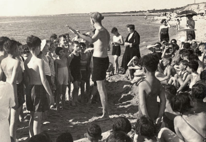Schüler und Lehrer bei einem Schulausflug am Strand, 1935-36