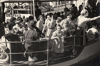 Kinder der jüdischen Schule mit Erwachsenen bei einer Bootsfahrt, 1935-36
