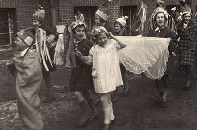 Verkleidete Schüler während der Purim-Feier, 1935-36