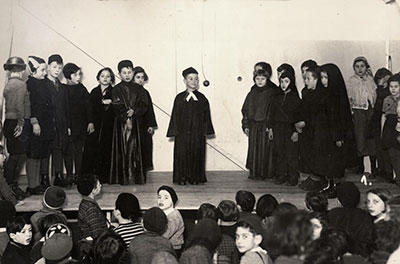 Kinder während einer Schulaufführung bei der Chanukka-Feier der jüdischen Schule, 1935-36