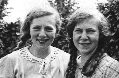 Die beiden Schwestern Hilda und Betty Nathan bei ihrer Ankunft aus Breslau in Ahrendorf nach der Eröffnung des Lagers