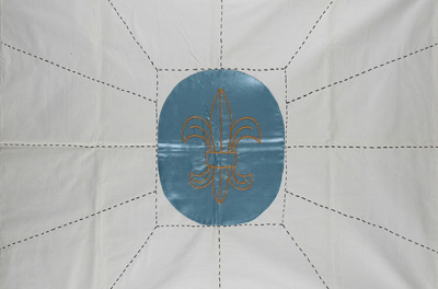 Das rekonstruierte Replikat der Fahne nach dem Krieg. Die Trennlinien der einzelnen Teile, die unter den Betreuern verteilt wurden, sind blau eingestickt. Yad Vashem Artifacts Collection